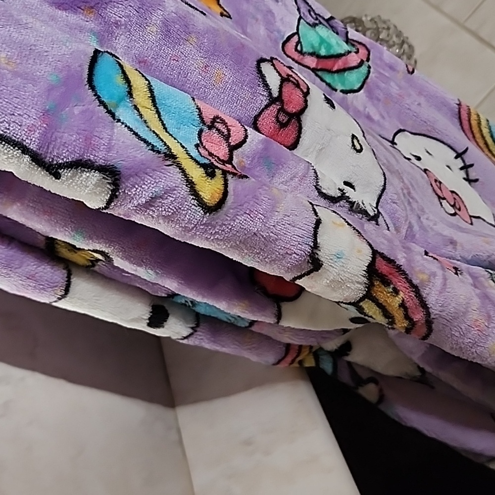 ๐ HELLO KITTY PLUSH CLOUD THROW ๐ - Picture 8 of 8